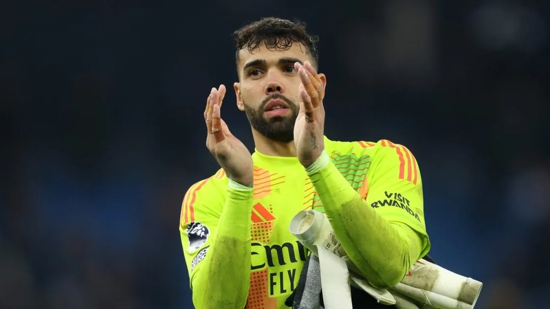 Ngay cả thủ môn David Raya cũng phải đấu tranh với cơ thể mình để chơi bóng. Thủ môn David Raya - Cố gắng để có thành công với pháo thủ